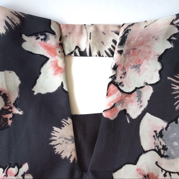DEX THE SUIT SHOP NY | SLEEVELESS FLORAL BLOUSE - Picture 6 of 7
